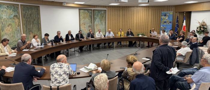 Transition écologique et débat citoyen : Charbonnières-les-Bains au cœur de la 82e réunion publique du conseil de circonscription